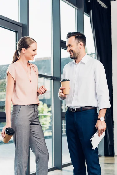 Porträt von Geschäftskollegen mit Coffee to go im Konferenzsaal — Stockfoto