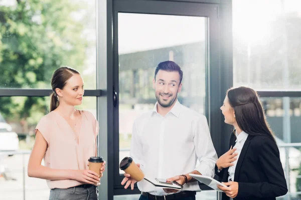 Business colleagues having conversatino during coffee break in conference hall — Stock Photo