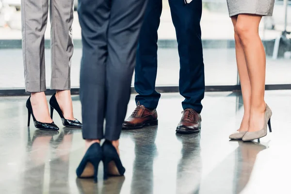 Частичный взгляд бизнесменов, стоящих в конференц-зале — стоковое фото