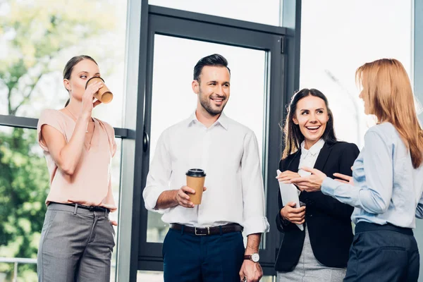 Colegas de negocios conversatino durante la pausa para el café en la sala de conferencias - foto de stock