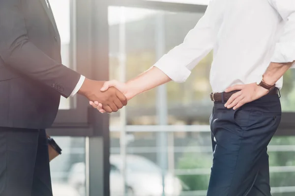 Обрезанный снимок коллег по многонациональному бизнесу, пожимающих друг другу руки в конференц-зале — стоковое фото