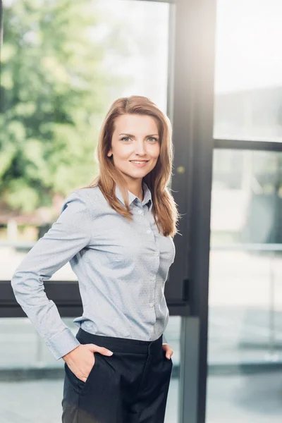 Ritratto di una donna d'affari sorridente nella sala conferenze — Foto stock