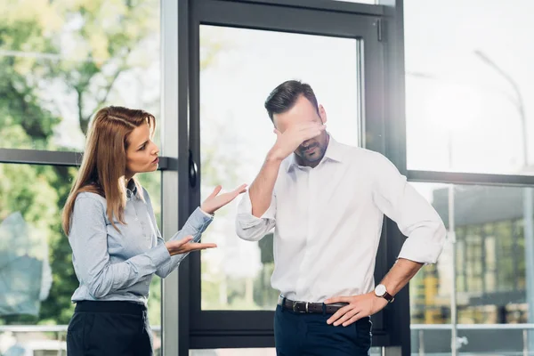 Business colleagues having conversation in conference hall — Stock Photo