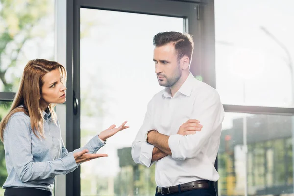 Geschäftspartner unterhalten sich im Konferenzsaal — Stockfoto