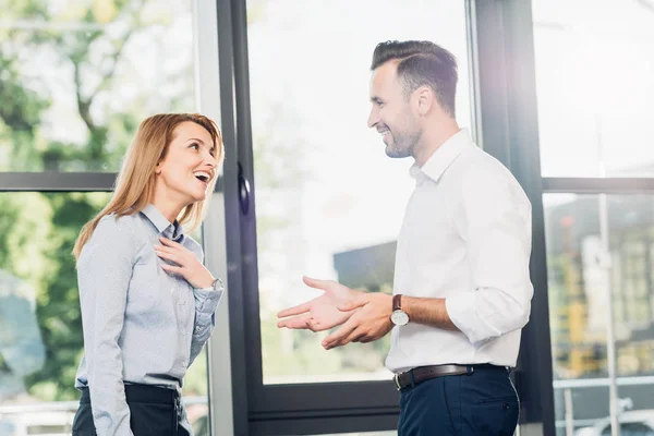 Business colleagues having conversation in conference hall — Stock Photo