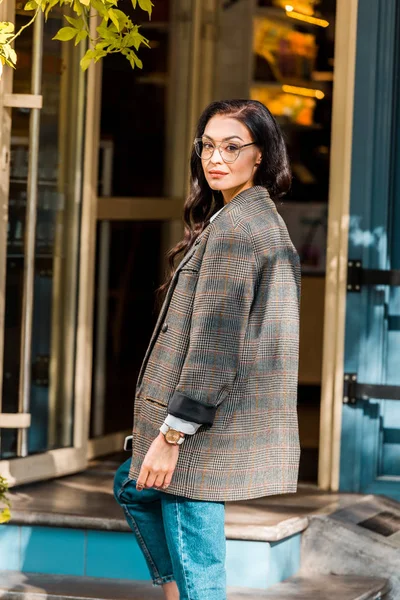 Mulher elegante atraente na jaqueta da moda perto da entrada do restaurante — Fotografia de Stock