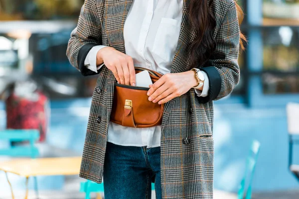 Vista recortada de la mujer con estilo en la chaqueta con bolsa - foto de stock