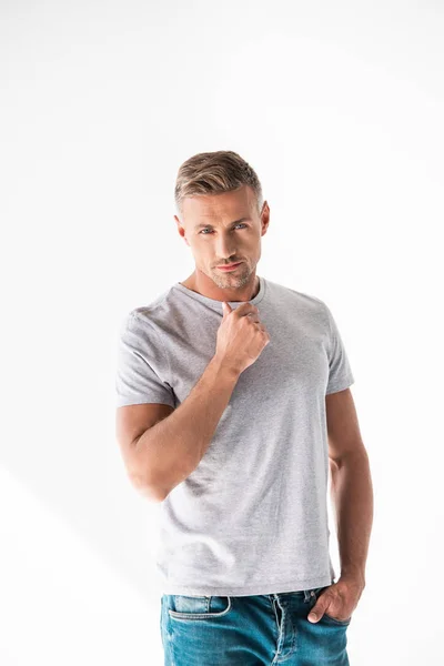 Hombre adulto reflexivo en blanco camiseta gris mirando a la cámara aislada en blanco - foto de stock