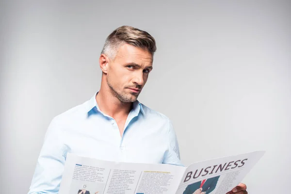 Bell'uomo d'affari adulto con giornale aziendale guardando la fotocamera isolata su bianco — Foto stock