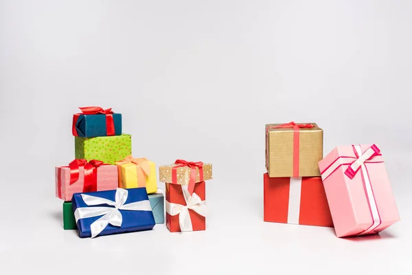 Várias caixas de presente coloridas com presentes de Natal em cinza — Fotografia de Stock