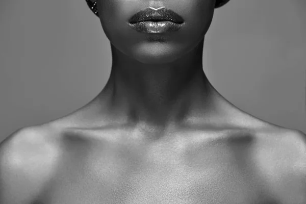 Черно-белое фото африканской американки, изолированной на сером — стоковое фото