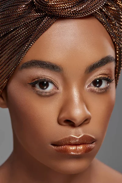 Portrait de belle femme afro-américaine avec une enveloppe de tête et des épaules nues isolées sur gris — Photo de stock