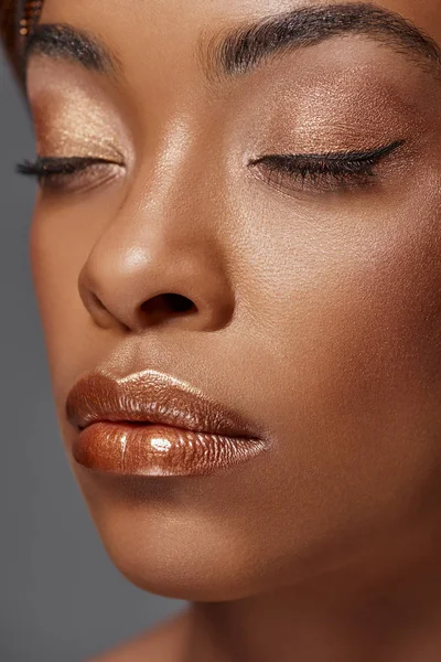 Ritratto di attraente modello afroamericano con gli occhi chiusi isolato su grigio — Foto stock