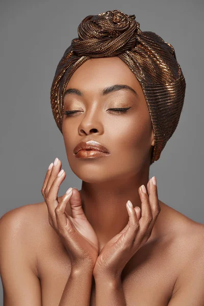 Retrato de mulher americana africana elegante com envoltório na cabeça e ombros nus isolados em cinza — Fotografia de Stock