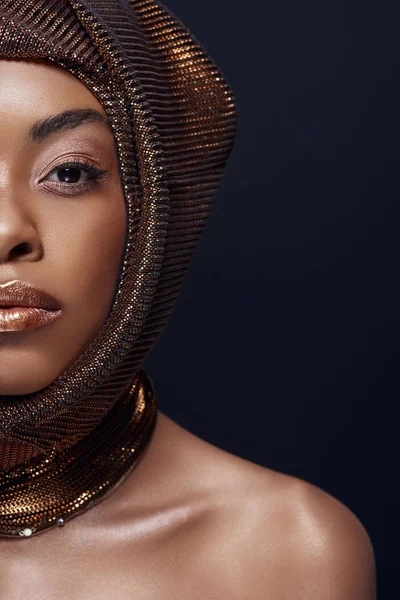 Vue partielle du modèle afro-américain attrayant avec enveloppe de tête isolée sur noir — Photo de stock