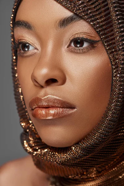 Retrato de modelo afroamericano pensativo con envoltura de cabeza mirando hacia otro lado aislado en gris — Stock Photo