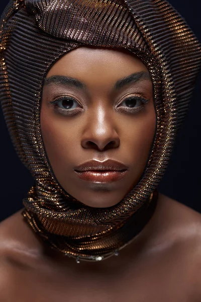 Retrato de elegante modelo afroamericano con envoltura de cabeza aislada en negro — Stock Photo