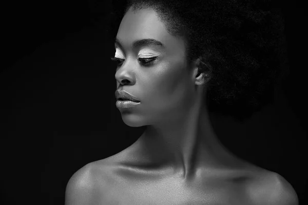 Foto en blanco y negro de hermosa mujer afroamericana aislada en negro - foto de stock