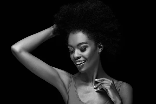 Foto en blanco y negro de hermosa mujer afroamericana aislada en negro - foto de stock