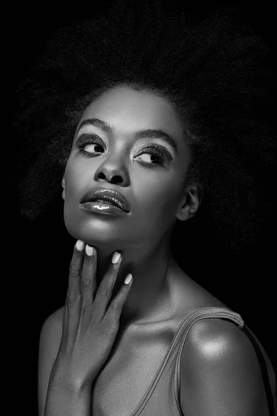 Черно-белое фото красивой задумчивой африканской женщины, изолированной на черном — стоковое фото