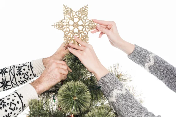 Recortado disparo de pareja decorando árbol de Navidad juntos aislados en blanco - foto de stock