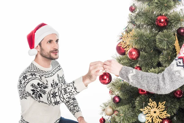 Visão parcial da namorada e namorado decoração árvore de Natal juntos isolado no branco — Fotografia de Stock