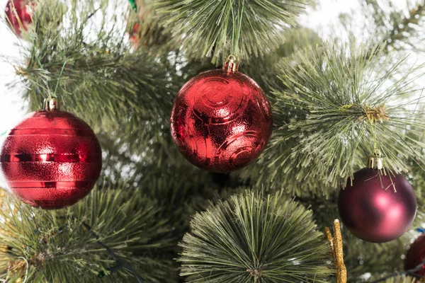Vue rapprochée de jouets décoratifs sur arbre de Noël isolé sur blanc — Photo de stock