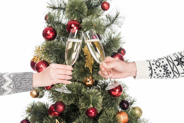 Abgeschnittene Aufnahme eines Paares, das Champagnergläser mit Weihnachtsbaum auf weißem Hintergrund klimpert — Stockfoto