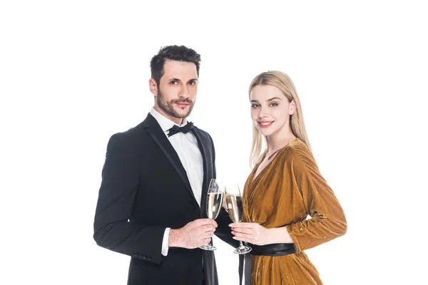 Portrait de couple attaractive cliquetis verres de champagne isolé sur blanc — Photo de stock