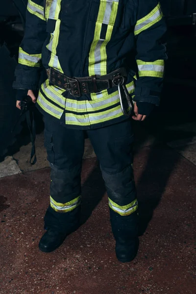 Visão parcial do bombeiro com rádio portátil no corpo de bombeiros — Fotografia de Stock