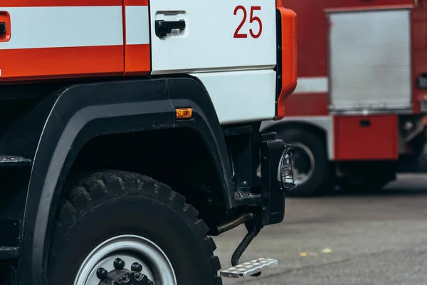 Close up vista de vermelho e branco caminhão de bombeiros na rua — Fotografia de Stock