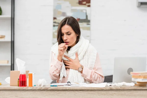 Jovem empresária doente com tosse no local de trabalho — Fotografia de Stock