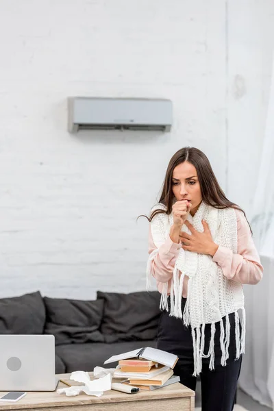 Jeune femme malade qui tousse près du lieu de travail au bureau — Photo de stock