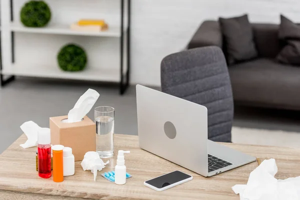 Close-up de local de trabalho de escritório bagunçado com laptop e vários medicamentos — Fotografia de Stock