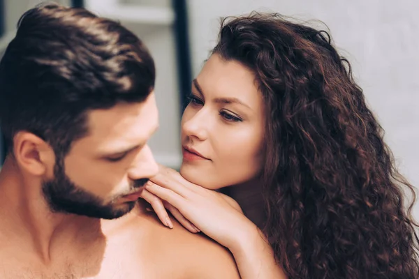 Vista da vicino di bella giovane donna riccia guardando il fidanzato — Foto stock