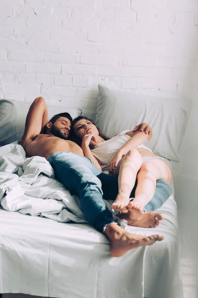 Paar mit selektivem Fokus umarmt und liegt morgens zu Hause im Bett — Stockfoto