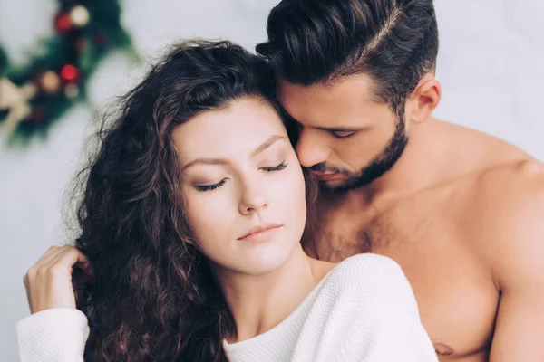 Избирательное внимание молодой пары, позирующей с закрытыми глазами — стоковое фото