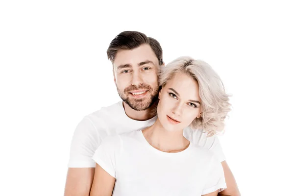 Attrayant jeune adulte couple câlin isolé sur blanc — Photo de stock