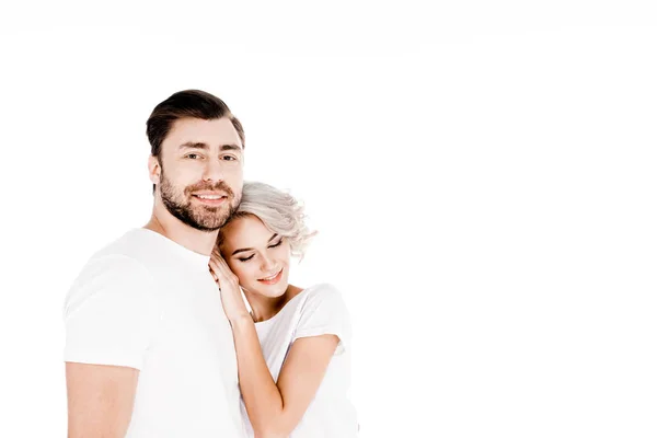 Beau couple heureux câlin isolé sur blanc — Photo de stock