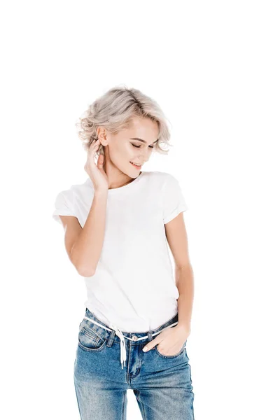 Meravigliosa giovane donna adulta sorridente mentre in piedi con la mano nella tasca isolata su bianco — Foto stock