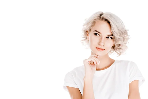 Meravigliosa donna pensierosodistogliendo lo sguardo mentre si tocca il mento isolato sul bianco — Foto stock