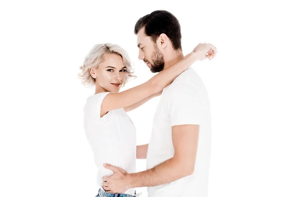 Привлекательная молодая пара, обнимающаяся отдельно на белом — стоковое фото