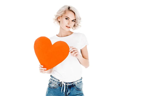 Maravillosa mujer adulta joven sosteniendo el corazón rojo aislado en blanco - foto de stock