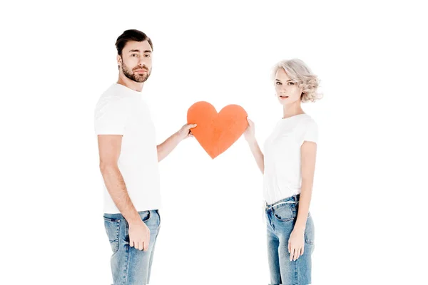 Gran pareja atractiva sosteniendo signos de amor aislado en blanco - foto de stock