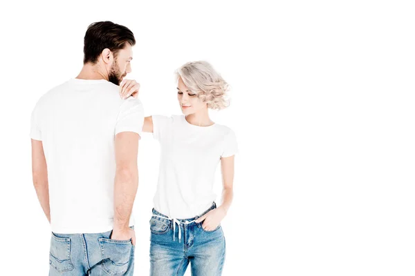 Maravillosa pareja de jóvenes adultos en camisetas blancas aisladas en blanco - foto de stock