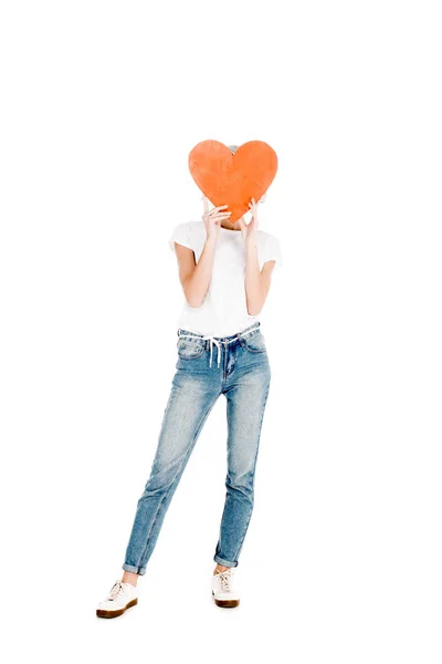 Mujer sosteniendo rojo gran forma de corazón en frente de la cara aislado en blanco - foto de stock