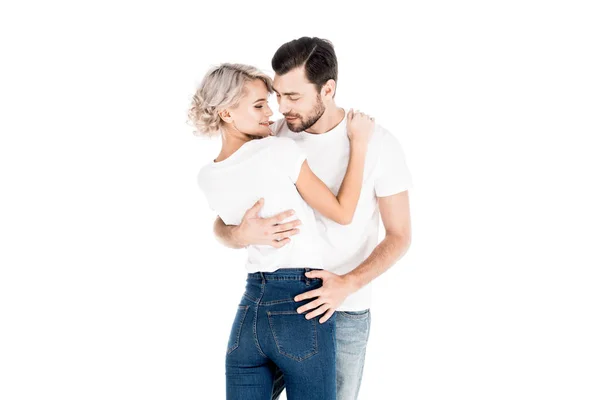 Wunderbares Paar, das sich vereinzelt auf Weiß umarmt — Stockfoto