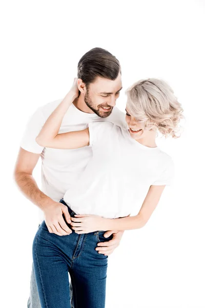 Riendo feliz pareja abrazo aislado en blanco - foto de stock