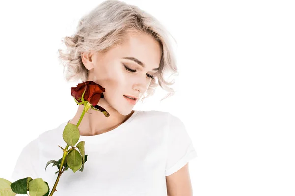 Приваблива жінка тримає червону квітку ізольовано на білому — стокове фото