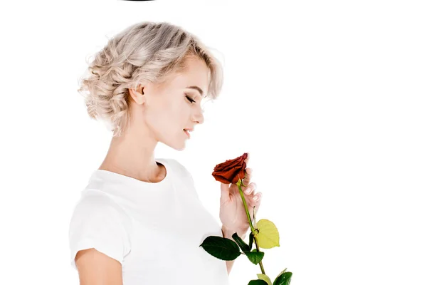 Hermosa mujer sosteniendo flor roja aislada en blanco - foto de stock
